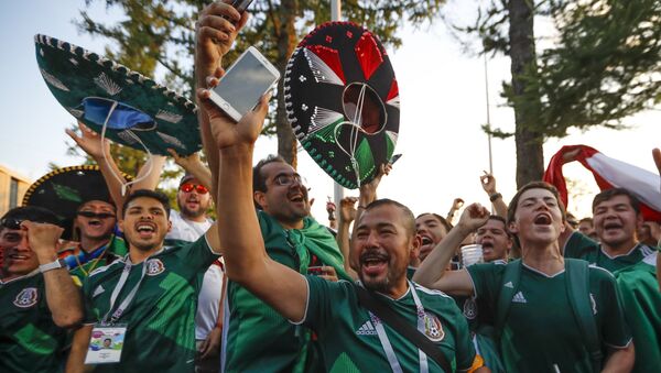 Fudbalski navijači iz Meksika proslavljaju pobedu reprezentacije nad Nemačkom u grupi F na Svetskom prvenstvu u fudbalu - Sputnik Srbija