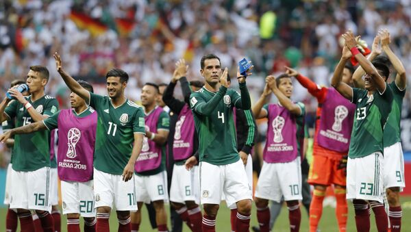 Фудбалери Мексика славе након победе над репрезентацијом Немачке на Светском првенству у фубалу у Русији - Sputnik Србија