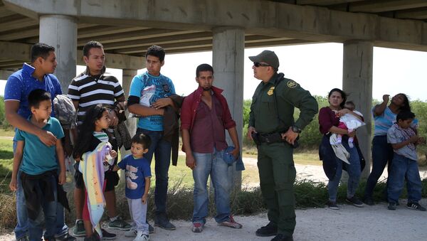 Deca sa roditeljima na granici SAD i Meksika - Sputnik Srbija