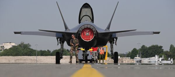 Амерички војник стоји поред ловца Ф-35 на аеродрому у Паризу Амерички војник стоји поред ловца Ф-35 на аеродрому у Паризу - Sputnik Србија