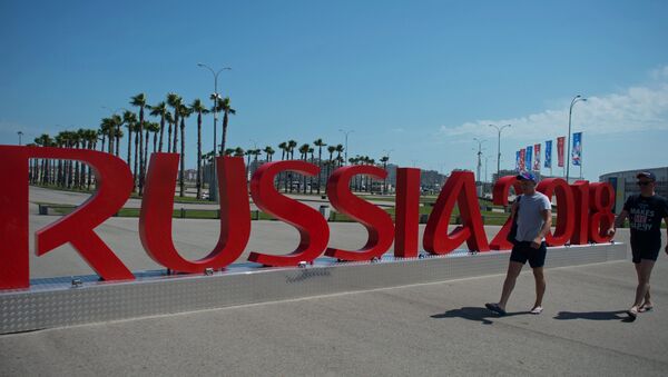 Људи пролазе поред инсталације Русија 2018 у Олимпијском парку у Сочију - Sputnik Србија