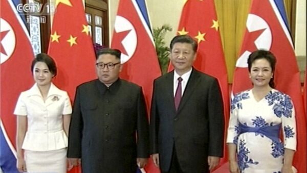 Lider Severne Koreje Kim Džong Un sa suprugom Ri Sol Džu i predsednik Kine Si Đinping sa suprugom Peng Lijuan na sastanku u Pekingu - Sputnik Srbija