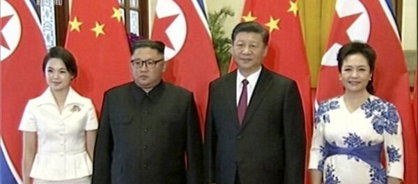 Лидер Северне Кореје Ким Џонг Ун са супругом Ри Сол Џу и председник Кине Си Ђинпинг са супругом Пенг Лијуан на састанку у Пекингу - Sputnik Србија