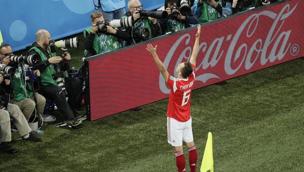 Ruski fudbaler Denis Čerišev proslavlja postignuti gol u utakmici protiv Egipta na Svetskom prvenstvu u fudbalu - Sputnik Srbija