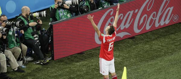 Руски фудбалер Денис Черишев прославља постигнути гол у утакмици против Египта на Светском првенству у фудбалу Руски фудбалер Денис Черишев прославља постигнути гол у утакмици против Египта на Светском првенству у фудбалу - Sputnik Србија