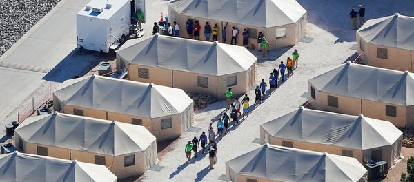 Deca imigranata u kampu na granici SAD i Meksika nakon razdvajanja od svojih roditelja zbog uvođenja nove Trampove politike o migrantima Deca imigranata u kampu na granici SAD i Meksika nakon razdvajanja od svojih roditelja zbog uvođenja nove Trampove politike o migrantima - Sputnik Srbija