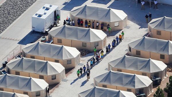 Deca imigranata u kampu na granici SAD i Meksika nakon razdvajanja od svojih roditelja zbog uvođenja nove Trampove politike o migrantima - Sputnik Srbija