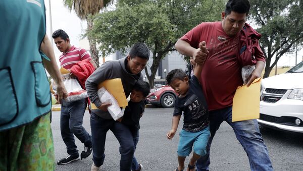 Деца мигранти с родитељима на граници САД и Мексика - Sputnik Србија