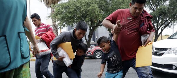 Deca migranti s roditeljima na granici SAD i Meksika Deca migranti s roditeljima na granici SAD i Meksika - Sputnik Srbija