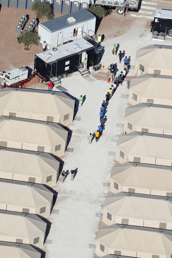 Deca migranti smeštena su u šatorima u kampu na granici SAD i Meksika - Sputnik Srbija