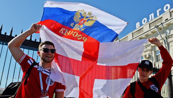 Navijači Engleske i Rusije sa zastavama pre utakmice Tunis-Engleska na Svetskom prvenstvu u fudbalu na železničkoj stanici u Volgogradu - Sputnik Srbija