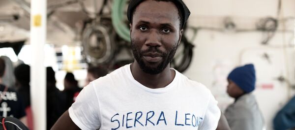 Мигрант с брода Акваријус - Sputnik Србија