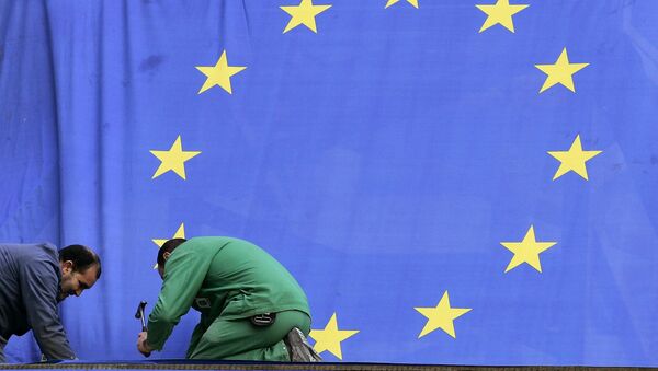 Радници постављају заставу Европске уније у седишту ЕУ у Бриселу - Sputnik Србија