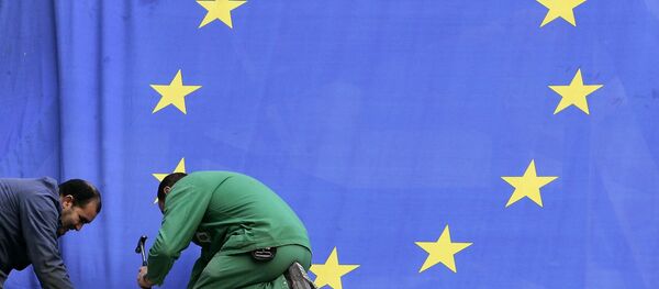 Radnici postavljaju zastavu Evropske unije u sedištu EU u Briselu Radnici postavljaju zastavu Evropske unije u sedištu EU u Briselu - Sputnik Srbija