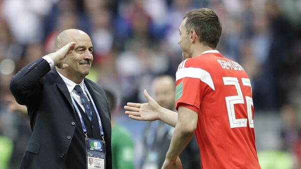 Trener reprezentacije Rusije Stanislav Čerčesov salutira fudbaleru Artjomu Džubi na utakmici Rusija-Saudijska Arabija u grupnoj fazi Svetskog prvenstva u fudbalu - Sputnik Srbija