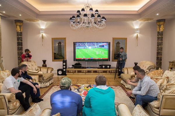 Лидер Чеченије Рамзан Кадиров гледа утакмицу Светског првенства у фудбалу Русија-Египат - Sputnik Србија