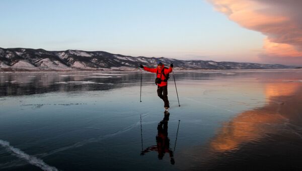 Човек скија на Бајкалском језеру чијих 75 посто припада Бурјатији - Sputnik Србија