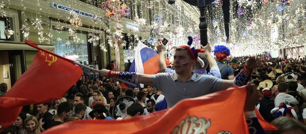 Навијачи Русије на Никољској улици у Москви Навијачи Русије на Никољској улици у Москви - Sputnik Србија