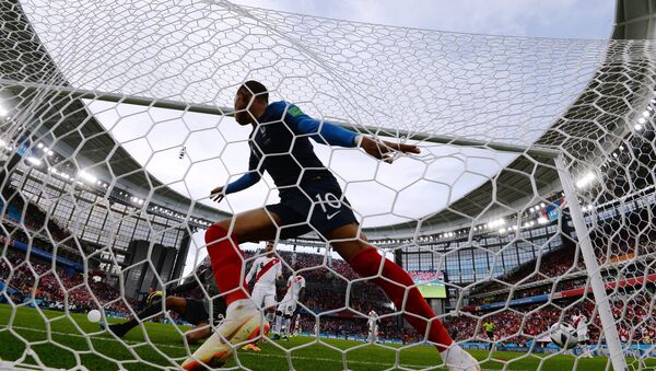 Kilijan Mbape slavi gol na utakmici protiv Perua - Sputnik Srbija