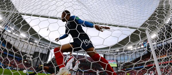 Килијан Мбапе слави гол на утакмици против Перуа - Sputnik Србија