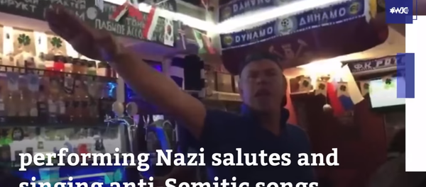 Engleski huligani salutiraju Hitleru u Volgogradu. Engleski huligani salutiraju Hitleru u Volgogradu. - Sputnik Srbija