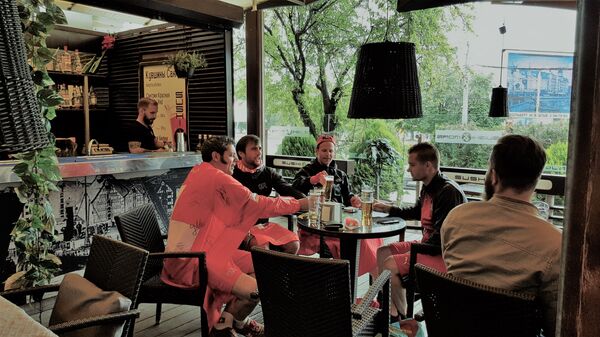 Švajcarski navijači u Kalinjingradu uoči meča sa reprezentacijom Srbije Švajcarski navijači u Kalinjingradu uoči meča sa reprezentacijom Srbije - Sputnik Srbija