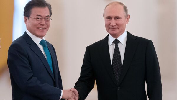 Predsednik Južne Koreje Mun Džae In i predsednik Rusije Vladimir Putin - Sputnik Srbija