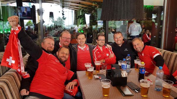 Навијачи Швајцарске у кафићу чекају предстојечи меч њихове репрезентације са Србијом - Sputnik Србија