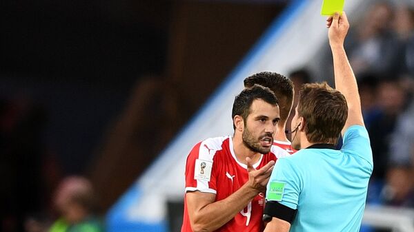 Luka Milivojević dobija žuti karton na meču protiv Švajcarske - Sputnik Srbija