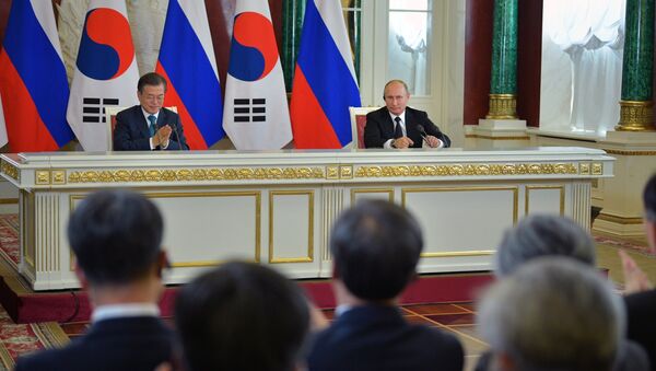 Председник Русије Владимир Путин и председник Јужне Кореје Мун Џае Ин - Sputnik Србија