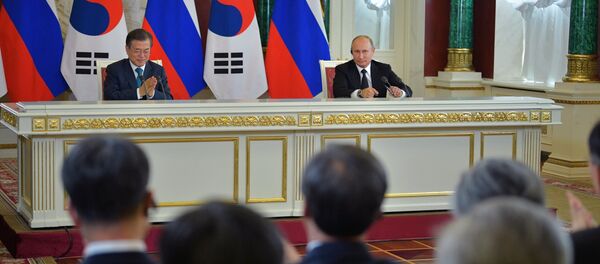 Predsednik Rusije Vladimir Putin i predsednik Južne Koreje Mun Džae In Predsednik Rusije Vladimir Putin i predsednik Južne Koreje Mun Džae In - Sputnik Srbija