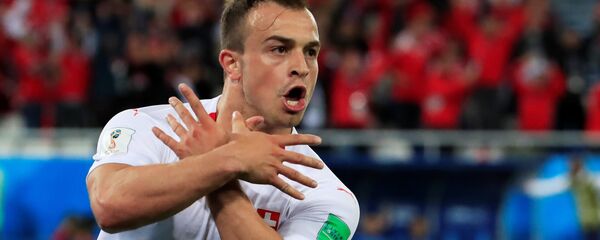 Џердан Шаћири прославља гол против Србије албанским орлом на грудима, као и Џака пре њега Џердан Шаћири прославља гол против Србије албанским орлом на грудима, као и Џака пре њега - Sputnik Србија