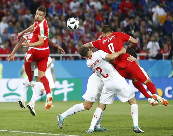 Trenutak kada dvojica igrača Švajcarske obaraju Mitrovića u šesnaestercu. - Sputnik Srbija