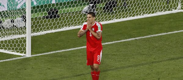 Aleksandar Mitrović ne može da veruje da sudija Feliks Brih iz Nemačke nije dosudio jedanaesterac, već prekršaj u napadu. - Sputnik Srbija