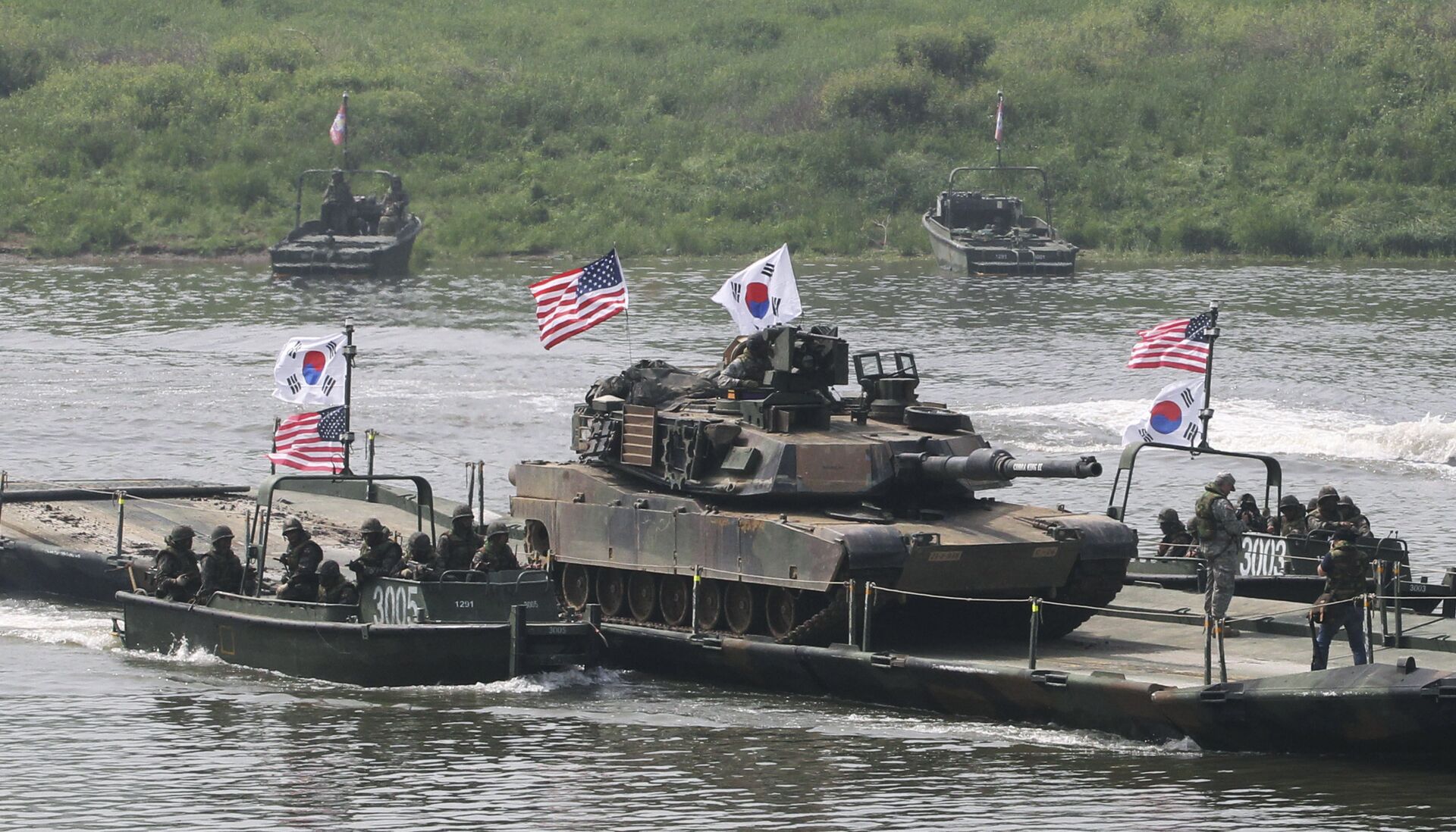 Амерички тенкови М1А2 прелазе реку Нам Хан на јужнокорејској војној баржи током заједничких војних вежби Јужне Кореје и САД у Јеончену - Sputnik Србија, 1920, 26.09.2022
