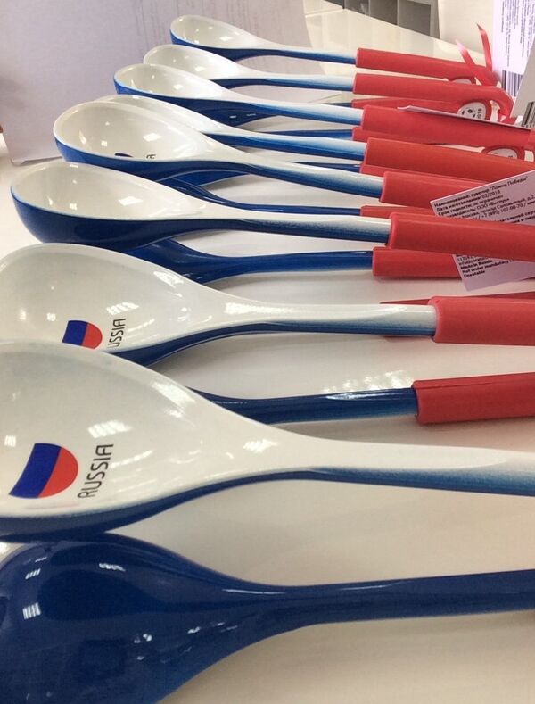 I dok su u Brazilu bile aktuelne vuvuzele, u Rusiji su ih zamenile — navijačke kašike - Sputnik Srbija