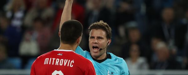 Glavni sudija Feliks Brih pokazuje žuti karton fudbaleru Srbije Aleksandru Mitroviću na utakmici Srbija-Švajcarska na Svetskom prvenstvu u fudbalu 2018. Glavni sudija Feliks Brih pokazuje žuti karton fudbaleru Srbije Aleksandru Mitroviću na utakmici Srbija-Švajcarska na Svetskom prvenstvu u fudbalu 2018. - Sputnik Srbija