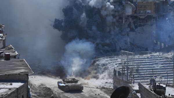 Тенк сиријске војске током офанзиве на положаје терориста ДАЕШ-а у избегличком кампу Јармук на југу Дамаска - Sputnik Србија