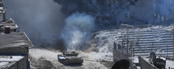 Tenk sirijske vojske tokom ofanzive na položaje terorista DAEŠ-a u izbegličkom kampu Jarmuk na jugu Damaska Tenk sirijske vojske tokom ofanzive na položaje terorista DAEŠ-a u izbegličkom kampu Jarmuk na jugu Damaska - Sputnik Srbija