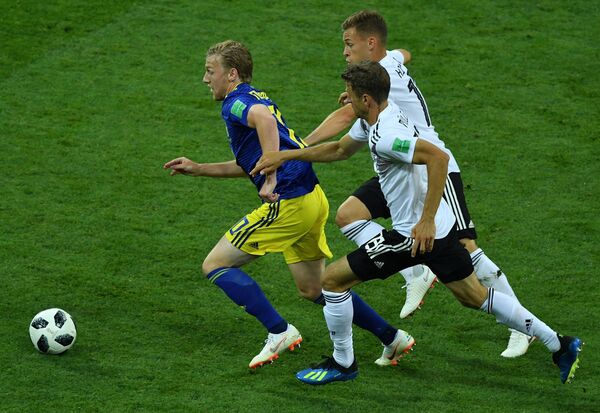 Контра Шведске у којој су Немци успели да зауставе Форсберга пре његовог шута на гол Контра Шведске у којој су Немци успели да зауставе Форсберга пре његовог шута на гол - Sputnik Србија