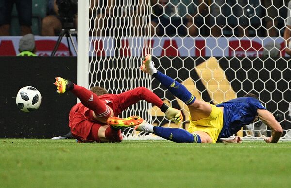 Нојер сјајно зауставља шут Берга Нојер сјајно зауставља шут Берга - Sputnik Србија