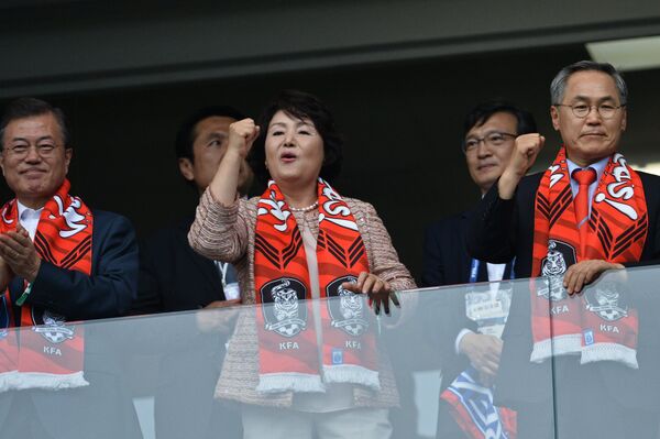 Predsednik Južne Koreje Mun Džae In, njegova supruga Kim Džonsuk i ambasador Južne Koreje u Moskvi na utakmici Južna Koreja - Meksiko - Sputnik Srbija