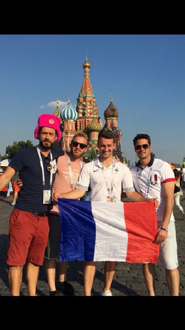 Клеман Инио са пријатељима у Москви Клеман Инио са пријатељима у Москви - Sputnik Србија