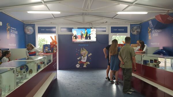 На самом уласку у радњу била је истакнута маскота Мундијала – вук Забивака - Sputnik Србија