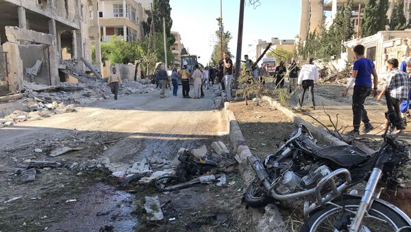 Civili i pripadnici Sirijske civilne odbrane na mestu eksplozije u Idlibu - Sputnik Srbija