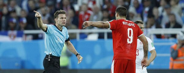 Nemački sudija Feliks Brih i srpski fudbaler Aleksandar Mitrović na utakmici grupe E između Švajcarske i Srbije na Svetskom prvenstvu u fudbalu Nemački sudija Feliks Brih i srpski fudbaler Aleksandar Mitrović na utakmici grupe E između Švajcarske i Srbije na Svetskom prvenstvu u fudbalu - Sputnik Srbija
