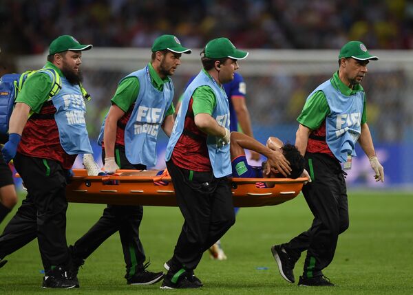 Medicinska ekipa iznosi Agilara sa terena posle povrede. Medicinska ekipa iznosi Agilara sa terena posle povrede. - Sputnik Srbija