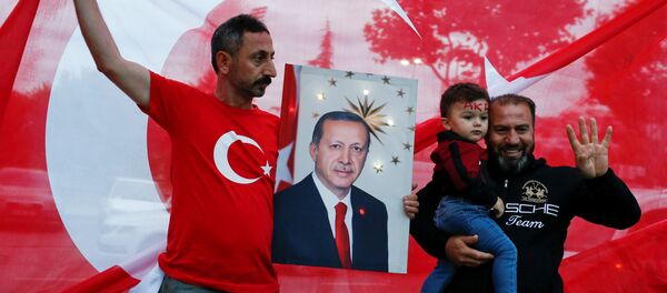 Pristalice Stranke pravde i razvoja Redžepa Tajipa Erdogana slave u Istanbulu. - Sputnik Srbija