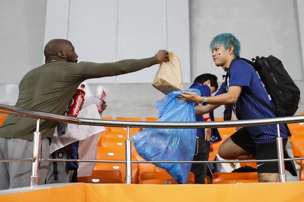 Navijači Japana i Senegala čiste tribine nakon utakmice na Svetskom prvenstvu u fudbalu - Sputnik Srbija