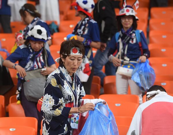 Navijači Japana čiste tribine posle meča protiv Senegala - Sputnik Srbija